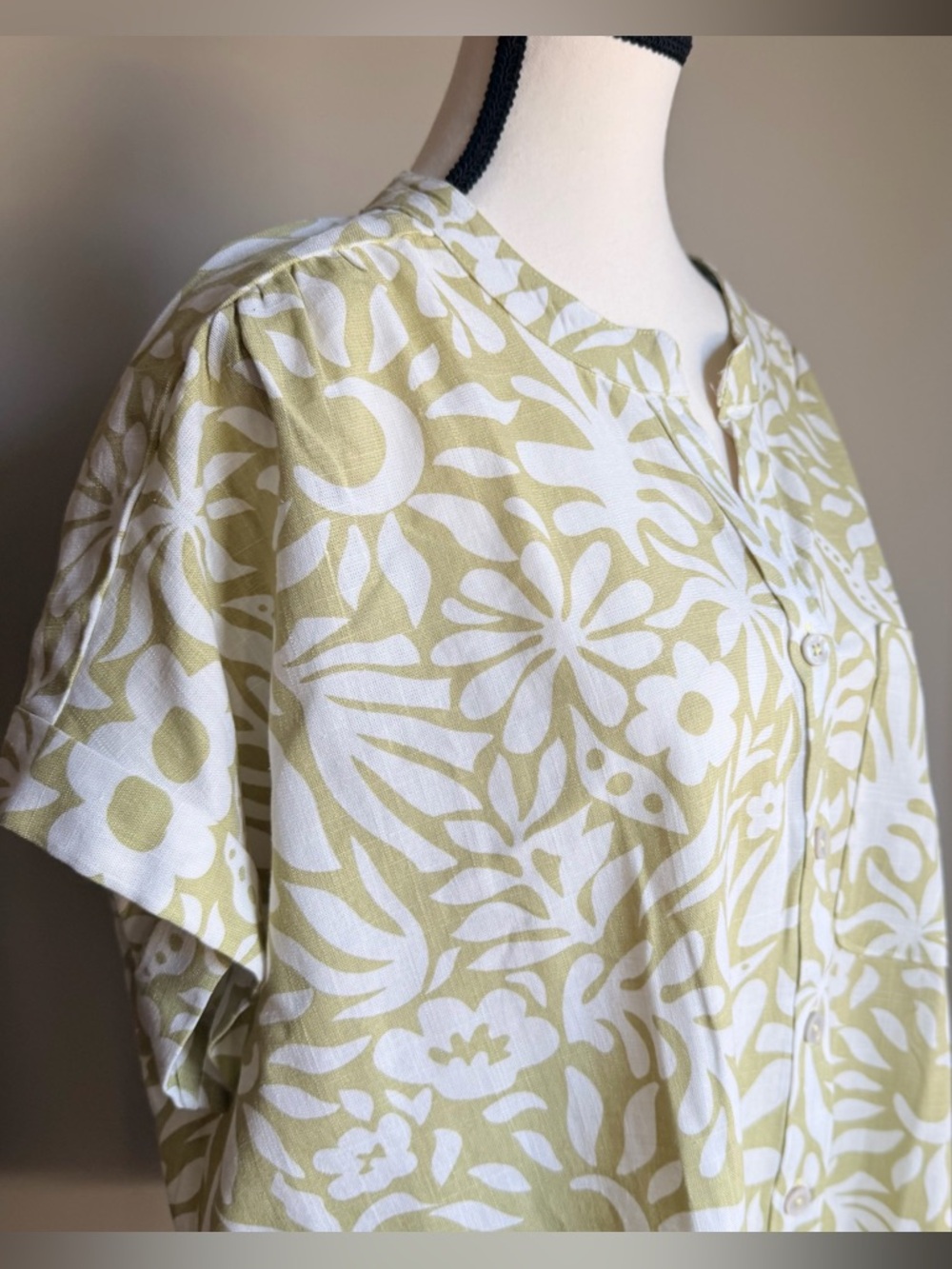 Light Green and White Floral Linen-Blend Button-Up Blouse